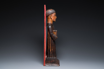 Sculpture d'un moine au coffret en bois dor&eacute; et polychrom&eacute;, probablement Espagne, 16&egrave;me