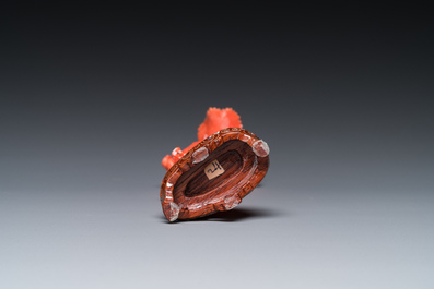 Een Chinese bloedkoralen sculptuur van een staande dame met een bloem, 19/20e eeuw
