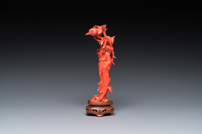 Een Chinese bloedkoralen sculptuur van een staande dame met een bloem, 19/20e eeuw