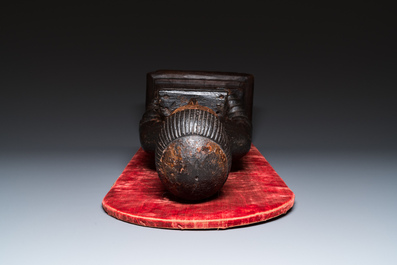 Sculpture d'un moine au coffret en bois dor&eacute; et polychrom&eacute;, probablement Espagne, 16&egrave;me