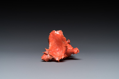 Een Chinese bloedkoralen sculptuur van een staande dame met een bloem, 19/20e eeuw