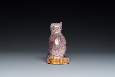 Sculpture d'un chat en fa&iuml;ence mangan&egrave;se, Nord de la France, dat&eacute;e 1709
