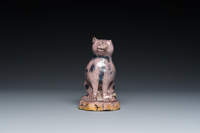Sculpture d'un chat en fa&iuml;ence mangan&egrave;se, Nord de la France, dat&eacute;e 1709