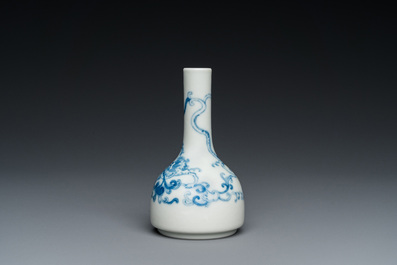 Vase de forme bouteille en porcelaine de Chine en bleu et blanc &agrave; d&eacute;cor d'un dragon, marque de Yongzheng, probablement R&eacute;publique