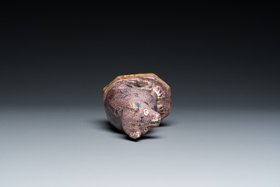 Sculpture d'un chat en fa&iuml;ence mangan&egrave;se, Nord de la France, dat&eacute;e 1709