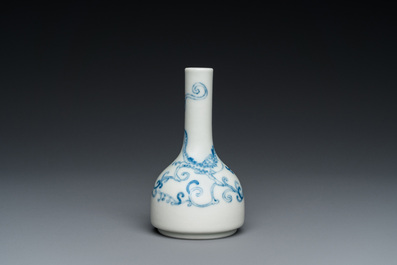 Vase de forme bouteille en porcelaine de Chine en bleu et blanc &agrave; d&eacute;cor d'un dragon, marque de Yongzheng, probablement R&eacute;publique