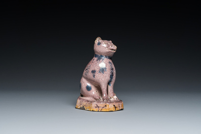 Sculpture d'un chat en fa&iuml;ence mangan&egrave;se, Nord de la France, dat&eacute;e 1709