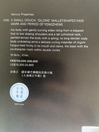 Vase de forme bouteille en porcelaine de Chine en bleu et blanc &agrave; d&eacute;cor d'un dragon, marque de Yongzheng, probablement R&eacute;publique