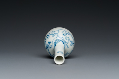 Vase de forme bouteille en porcelaine de Chine en bleu et blanc &agrave; d&eacute;cor d'un dragon, marque de Yongzheng, probablement R&eacute;publique