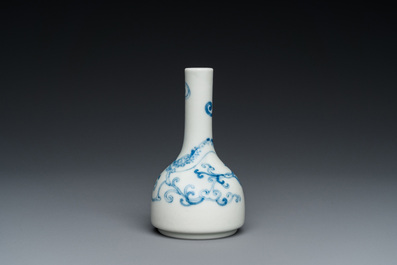 Vase de forme bouteille en porcelaine de Chine en bleu et blanc &agrave; d&eacute;cor d'un dragon, marque de Yongzheng, probablement R&eacute;publique