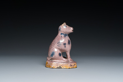 Sculpture d'un chat en fa&iuml;ence mangan&egrave;se, Nord de la France, dat&eacute;e 1709