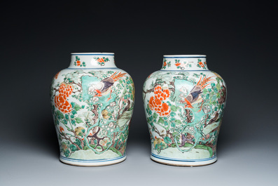 Paire de vases en porcelaine de Chine famille verte &agrave; d&eacute;cor de faisans, Kangxi