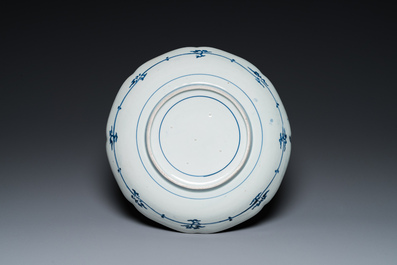 Een blauw-witte Japanse Arita schotel, Edo, 18e eeuw