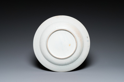 Een blauw-witte Japanse Arita schotel met VOC monogram, Edo, 17e eeuw