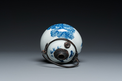 Pipe &agrave; eau en porcelaine de Chine 'Bleu de Hue' pour le Vietnam, marque Thọ 壽, 19&egrave;me