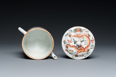 Een Chinese famille rose 'draken' theepot met deksel, Qingwan 清玩 merk, 19e eeuw