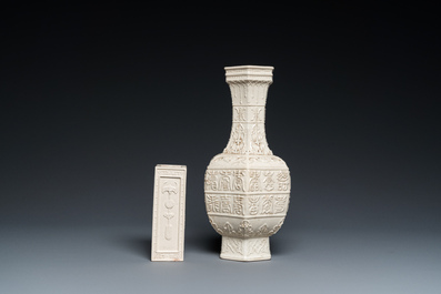 Een Chinese monochrome cr&egrave;mekleurige craquel&eacute; vaas en een penselenbeker met reli&euml;fdecor, Qing
