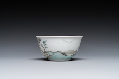 Een Chinese grisaille kop en schotel met Lan Caihe, Yongzheng