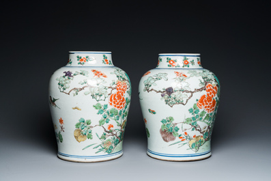 Paire de vases en porcelaine de Chine famille verte &agrave; d&eacute;cor de faisans, Kangxi