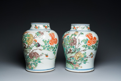 Paire de vases en porcelaine de Chine famille verte &agrave; d&eacute;cor de faisans, Kangxi
