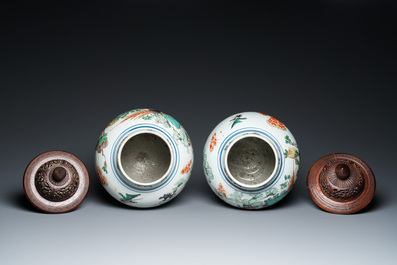 Paire de vases en porcelaine de Chine famille verte &agrave; d&eacute;cor de faisans, Kangxi