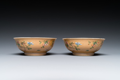 Paire de bols en porcelaine de Chine famille rose &agrave; d&eacute;cor de sauterelles sur fond caf&eacute; au lait, marque et &eacute;poque de Daoguang