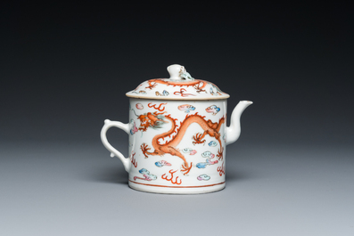 Een Chinese famille rose 'draken' theepot met deksel, Qingwan 清玩 merk, 19e eeuw