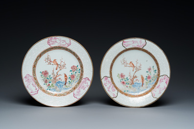 Een paar Chinese famille rose borden met eksters bij prunusbloesems met bianco-sopra-bianco randen, Yongzheng