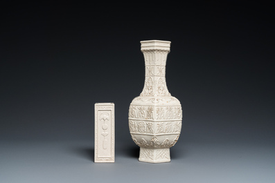 Een Chinese monochrome cr&egrave;mekleurige craquel&eacute; vaas en een penselenbeker met reli&euml;fdecor, Qing