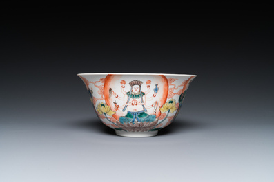 A rare Chinese famille verte 'Avalokitesvara' bowl, Da Xiong Bao Dian 大雄寶殿 mark, 19th C.