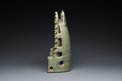 Een Chinees Longquan celadon schrijn met Guanyin, wellicht Ming