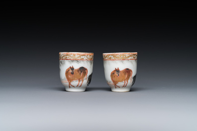 Rare paire de tasses miniatures en porcelaine de Chine &agrave; d&eacute;cor de chevaux en grisaille et dorure, Yongzheng/Qianlong