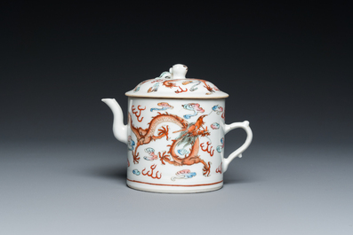 Een Chinese famille rose 'draken' theepot met deksel, Qingwan 清玩 merk, 19e eeuw