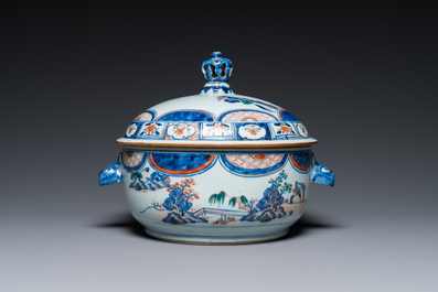 Een Chinese blauw-witte schotel en een verte-Imari dekselterrine, Kangxi
