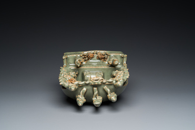 Een Chinees Longquan celadon schrijn met Guanyin, wellicht Ming