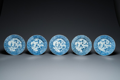 Vijf Chinese blauw-witte 'Xi Xiang Ji' borden, Qianlong