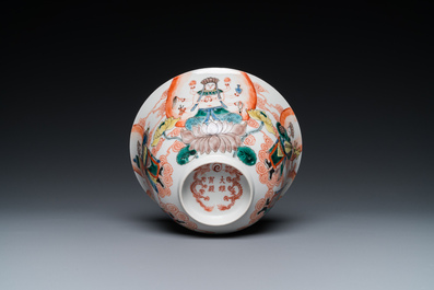 A rare Chinese famille verte 'Avalokitesvara' bowl, Da Xiong Bao Dian 大雄寶殿 mark, 19th C.