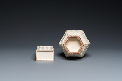 Een Chinese monochrome cr&egrave;mekleurige craquel&eacute; vaas en een penselenbeker met reli&euml;fdecor, Qing