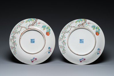 Paire de plats en porcelaine de Chine famille rose &agrave; d&eacute;cor de pies et de prunus, marque de Qianlong, R&eacute;publique