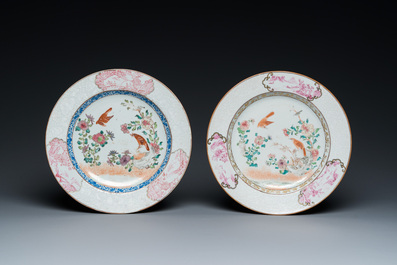 Deux assiettes en porcelaine de Chine famille rose &agrave; d&eacute;cor de pies et de pivoines aux bords en bianco-sopra-bianco, Yongzheng