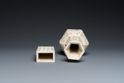 Een Chinese monochrome cr&egrave;mekleurige craquel&eacute; vaas en een penselenbeker met reli&euml;fdecor, Qing