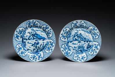 Een paar Chinese blauw-witte schotels met berglandschappen, Kangxi