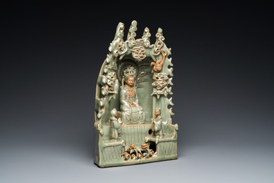 Een Chinees Longquan celadon schrijn met Guanyin, wellicht Ming
