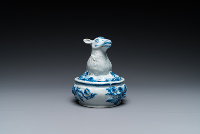 Beurrier couvert en fa&iuml;ence de Delft en bleu et blanc &agrave; d&eacute;cor d'un agneau, 18&egrave;me