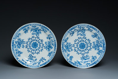 Een Chinese blauw-witte schotel en tien borden, 19e eeuw