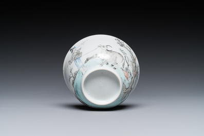 Een Chinese grisaille kop en schotel met Lan Caihe, Yongzheng