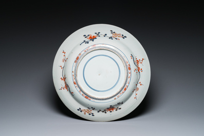 Een grote Japanse Imari schotel, Edo, 18e eeuw