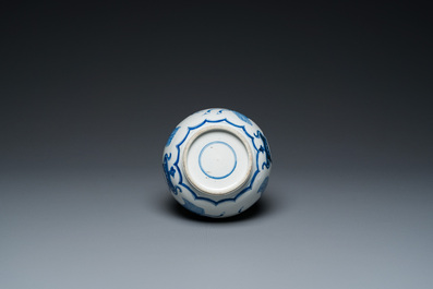 Een Chinese blauw-witte flesvormige vaas, Kangxi