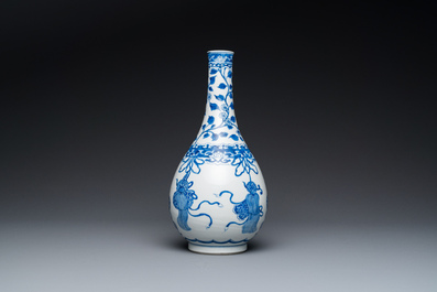 Een Chinese blauw-witte flesvormige vaas, Kangxi