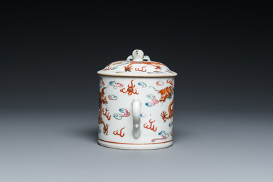 Een Chinese famille rose 'draken' theepot met deksel, Qingwan 清玩 merk, 19e eeuw